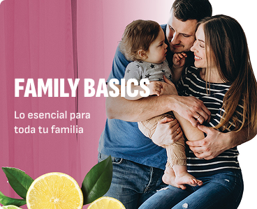 Familia con un bebé disfrutando un momento juntos que representa los productos Family Basics para el cuidado diario.
